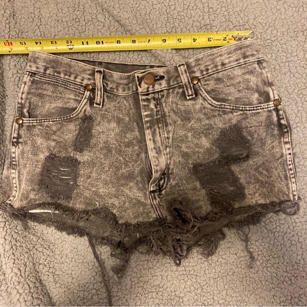 Wrangler Shorts - distressed gray 100% cotton - vintage - size 33x30 - Picture 4 of 7